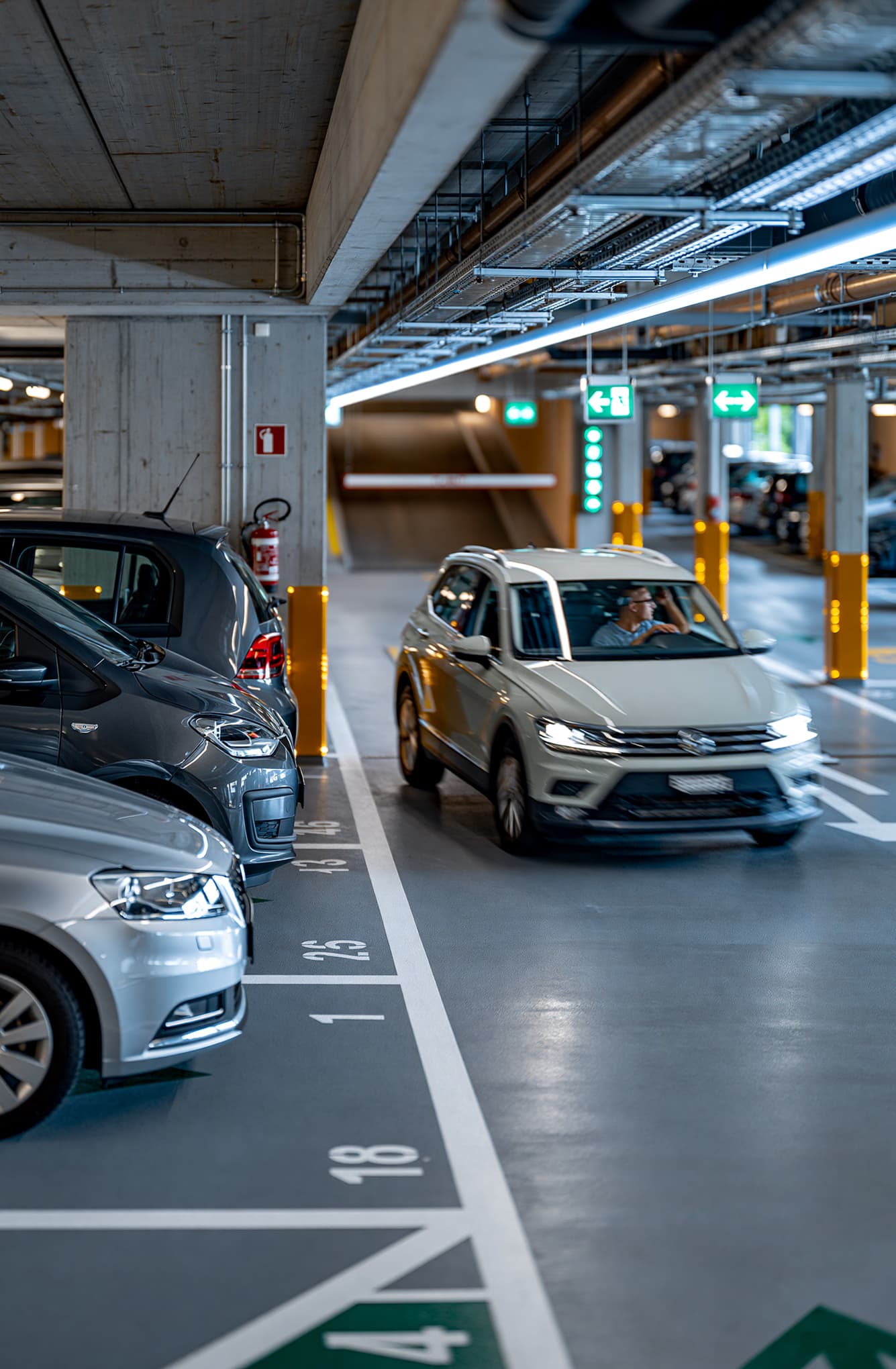 Blockierte Tiefgarageneinfahrt mit geparkten Fahrzeugen